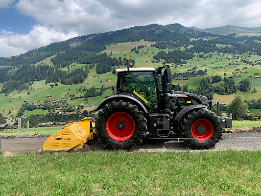 Traktor Fendt 724 Vario S4 mit Anbaugerät Steinbrecher Gutzwiller
